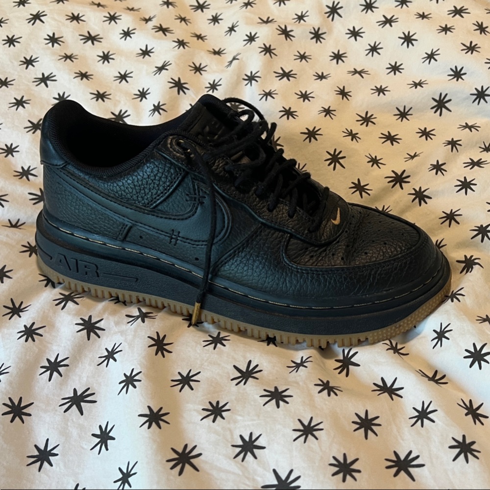 Men’s black leather Nike Air Force 1 Luxe trainers